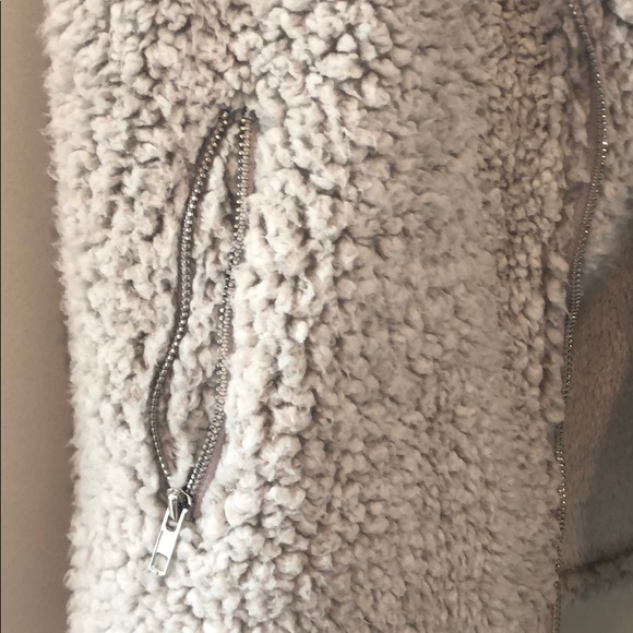 Sherpa Vest - Picture 2 of 4